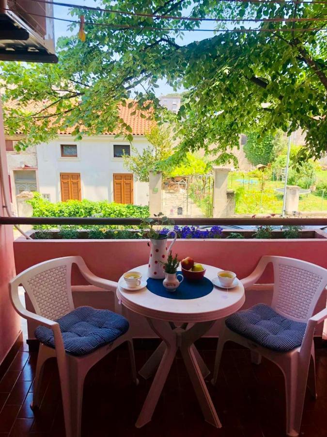 Beautiful Apartment With Balcony Pula Exteriör bild